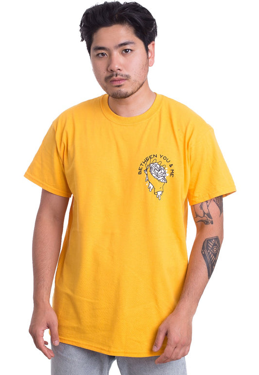Between You & Me - Hands Gold - T-Shirt | Men-Image